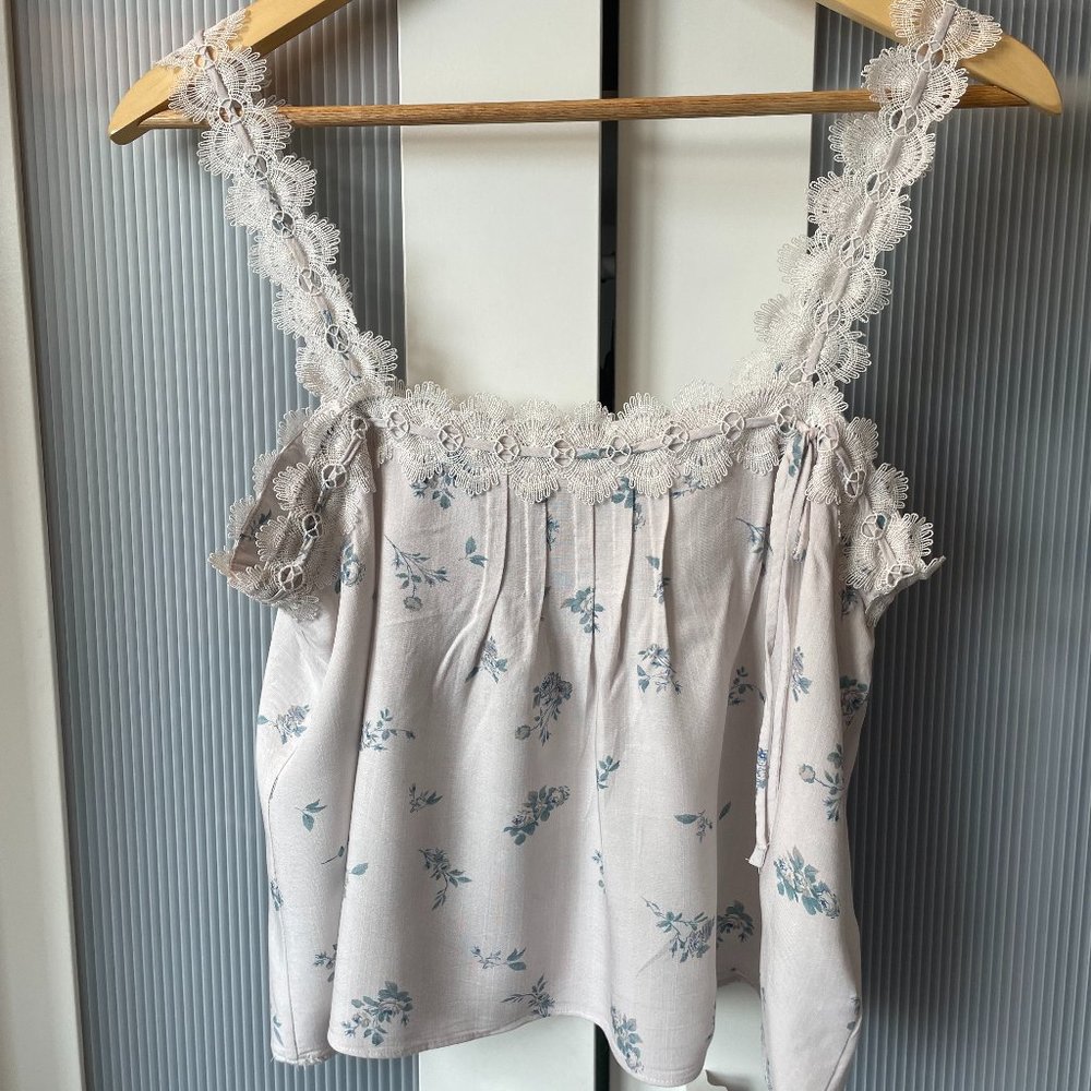 Shabby chic crop top with lace